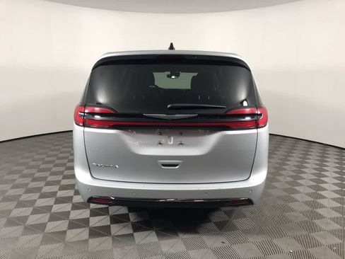 Used 2023 Chrysler Pacifica Touring-L FWD image 7
