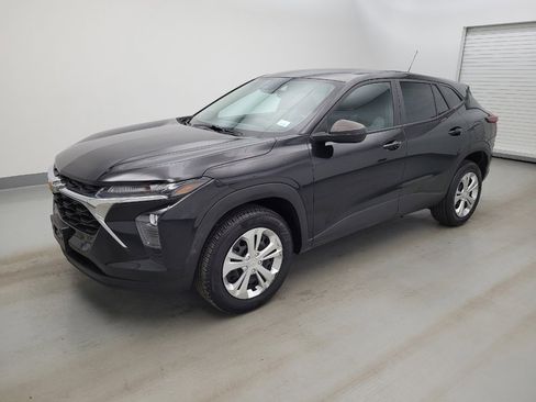 Used 2024 Chevrolet Trax LS FWD image 2