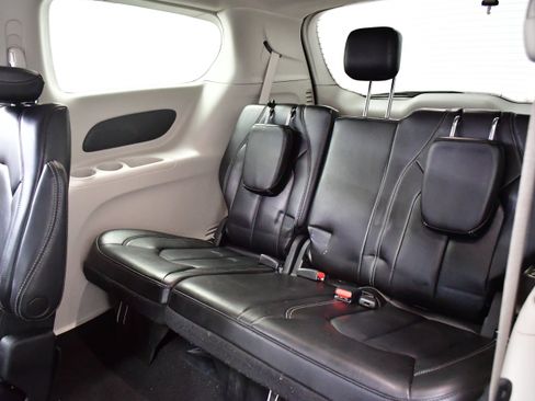 Used 2023 Chrysler Pacifica Touring-L FWD image 11