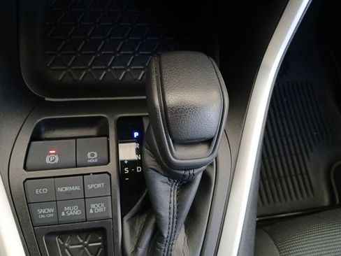 Used 2022 Toyota RAV4 LE image 10