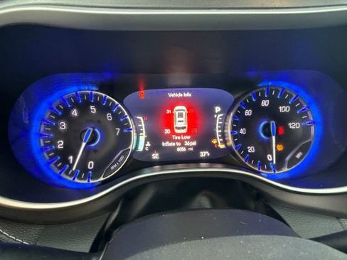 Used 2024 Chrysler Pacifica Touring-L image 27