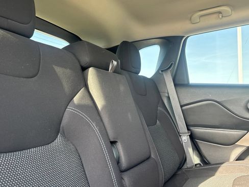 Used 2020 Jeep Cherokee Latitude FWD image 32