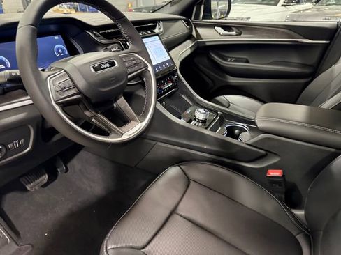 New 2025 Jeep Grand Cherokee Limited w/ Luxury Tech Group II image 20