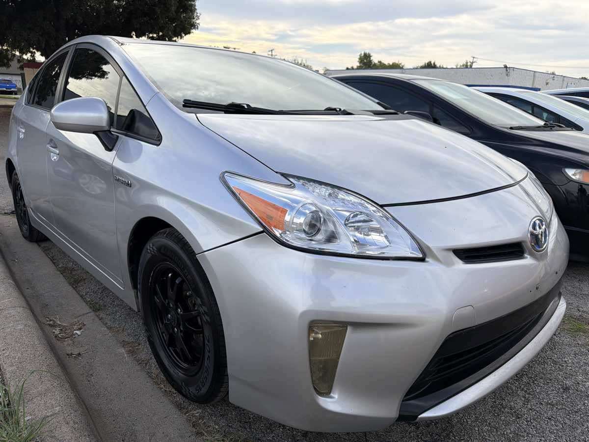 Used 2015 Toyota Prius Two w/ Preferred Accessory Package FWD image 2