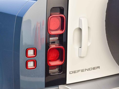 Used 2024 Land Rover Defender 110 S image 9