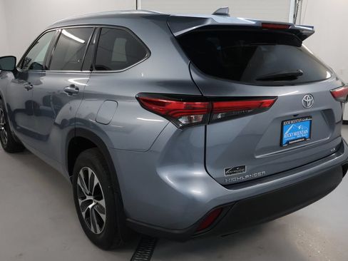 Used 2021 Toyota Highlander XLE AWD/4WD image 5