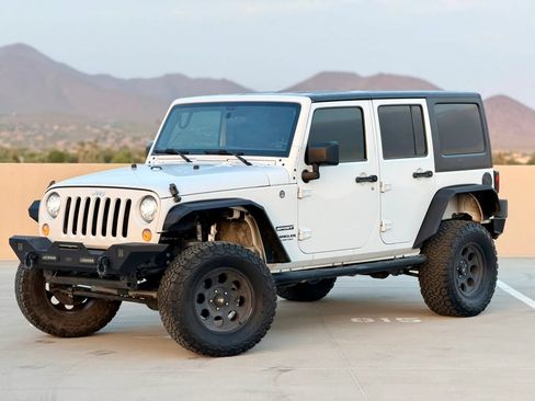 Used 2017 Jeep Wrangler Unlimited Sport w/ Connectivity Group AWD/4WD image 2
