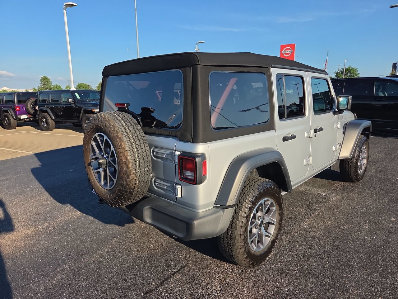 Used 2024 Jeep Wrangler Unlimited Sport AWD/4WD image 7