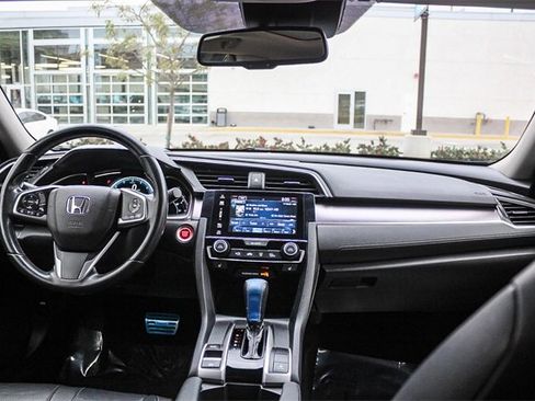 Used 2018 Honda Civic Touring image 18