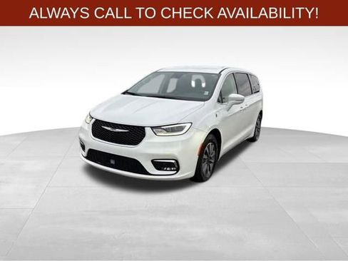 Used 2022 Chrysler Pacifica Touring-L w/ Uconnect Theater Family Group image 3