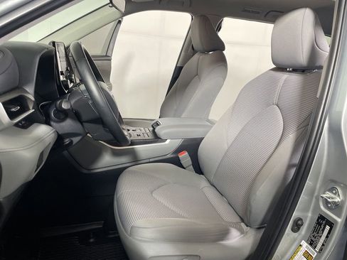 Used 2022 Toyota Highlander LE AWD/4WD image 10
