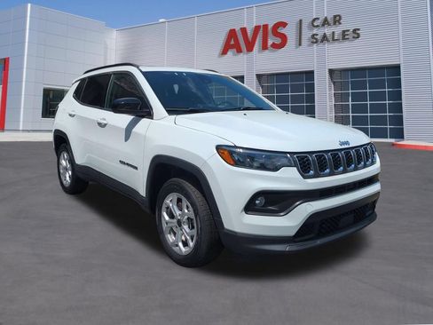 Used 2025 Jeep Compass Latitude w/ Sun & Sound Group AWD/4WD image 3