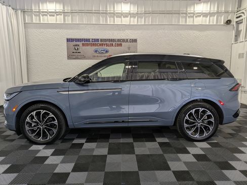 Used 2025 Lincoln Nautilus Reserve AWD/4WD image 2