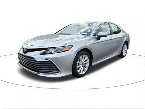 Used 2024 Toyota Camry LE image 7