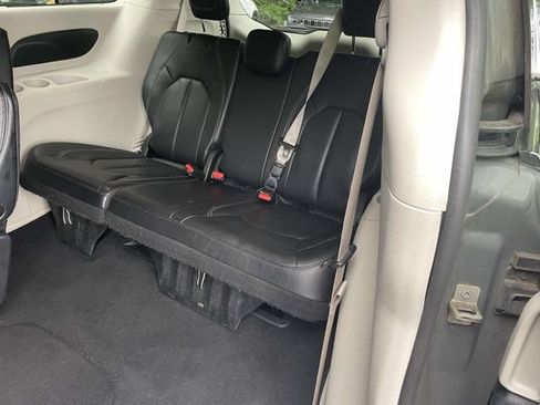 Used 2022 Chrysler Pacifica Touring-L FWD image 12