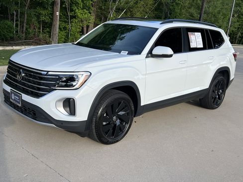 Certified 2025 Volkswagen Atlas SE w/ Panoramic Sunroof Package image 5