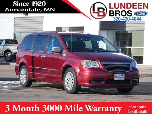 Used 2016 Chrysler Town & Country Limited image 1