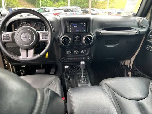 Used 2018 Jeep Wrangler Unlimited Sahara AWD/4WD image 15