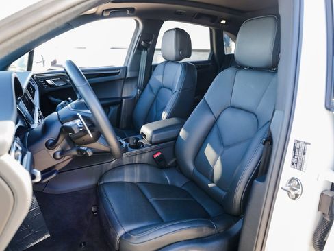 Certified 2025 Porsche Macan image 5