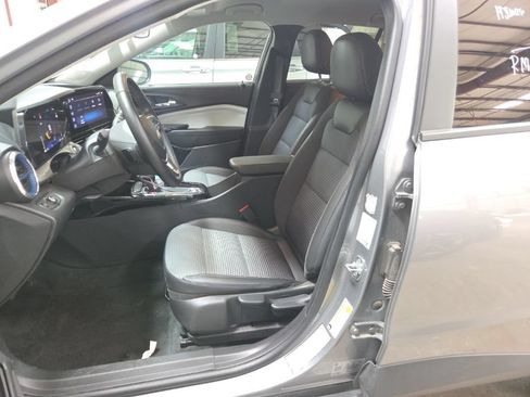 Used 2025 Chevrolet Trax LT w/ LT Convenience Package FWD image 3