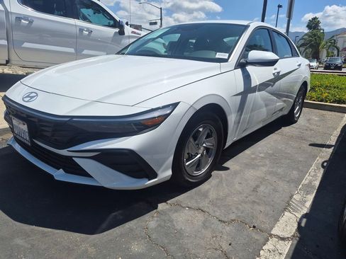 Used 2025 Hyundai Elantra SE w/ Cargo Package FWD image 2