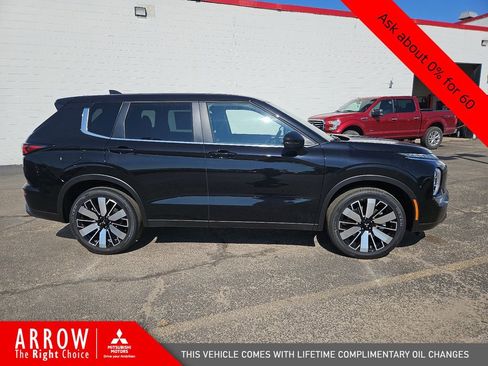 New 2025 Mitsubishi Outlander SE image 15