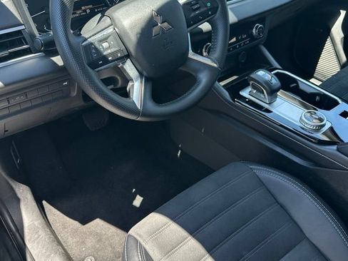 Used 2025 Mitsubishi Outlander SE FWD image 2
