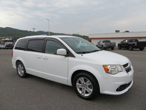 Used 2018 Dodge Grand Caravan SXT image 1