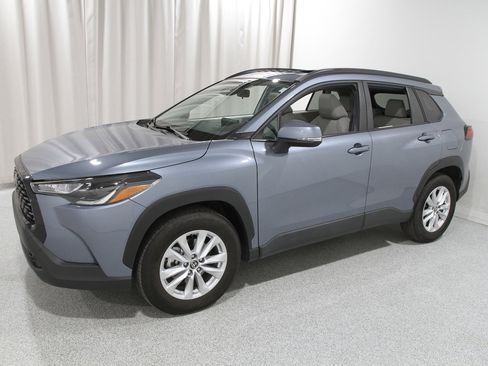 Used 2024 Toyota Corolla Cross LE image 3