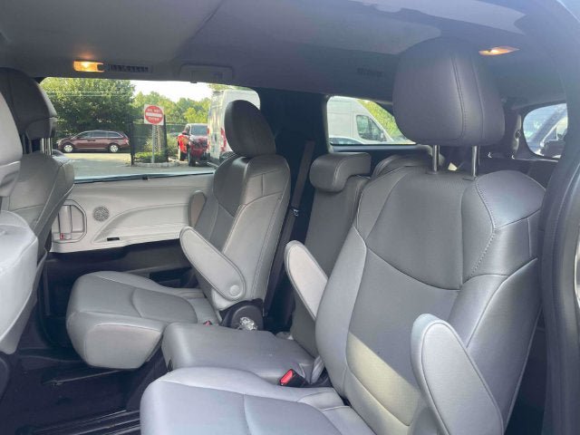 Certified 2025 Toyota Sienna XLE FWD image 13