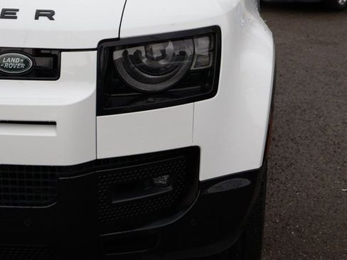 Used 2025 Land Rover Defender 110 X-Dynamic SE image 9