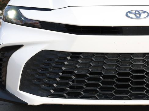 Used 2025 Toyota Camry SE FWD image 11