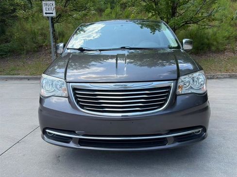 Used 2015 Chrysler Town & Country Touring FWD image 2