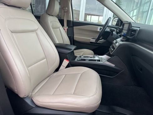 Used 2022 Ford Explorer XLT w/ Equipment Group 202A image 16