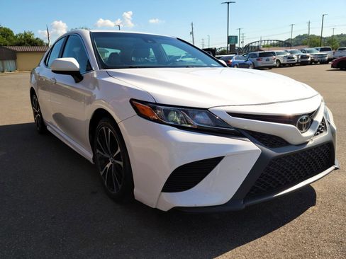 Used 2020 Toyota Camry SE FWD image 3
