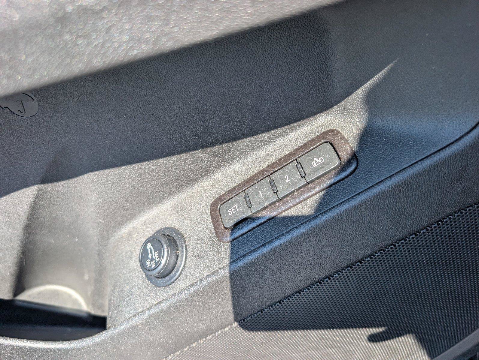 Used 2022 Chevrolet Equinox Premier FWD image 32