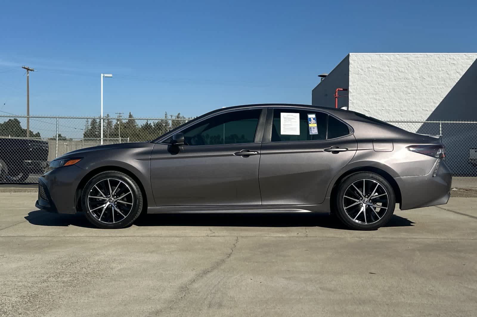 Used 2022 Toyota Camry SE w/ Carpet Mat Package (TMS) FWD image 6