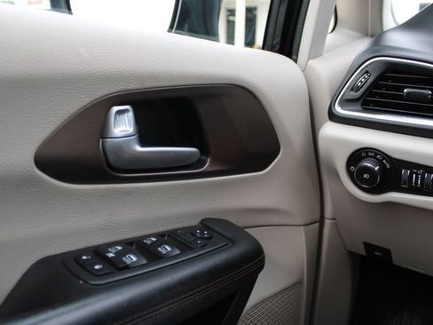 Used 2018 Chrysler Pacifica Touring-L Plus FWD image 17