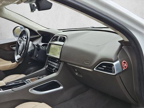 Used 2019 Jaguar F-PACE Prestige image 26