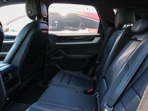 Used 2024 Porsche Cayenne AWD/4WD image 21