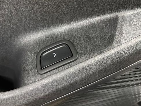 Used 2025 Chevrolet Traverse LT image 35