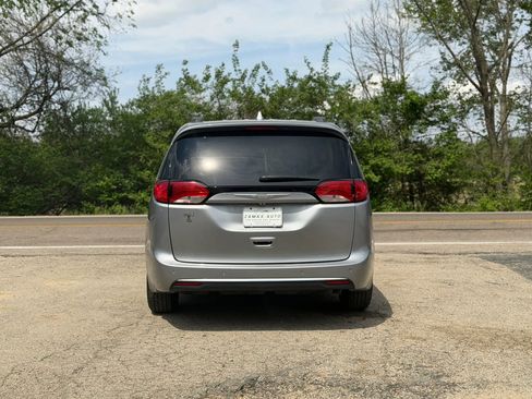 Used 2017 Chrysler Pacifica Touring-L FWD image 3