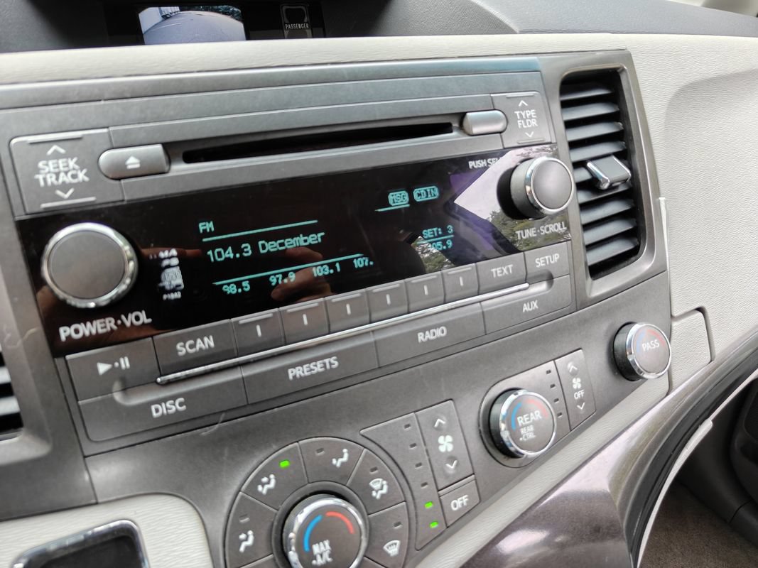Used 2011 Toyota Sienna LE FWD image 31