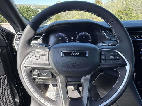 Used 2025 Jeep Grand Cherokee Altitude AWD/4WD image 18