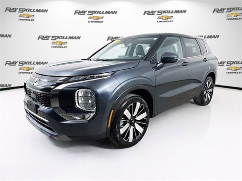 Used 2025 Mitsubishi Outlander SE image 3