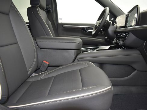 New 2025 Chevrolet Suburban Premier image 24