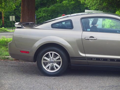 Used 2005 Ford Mustang Premium RWD image 18