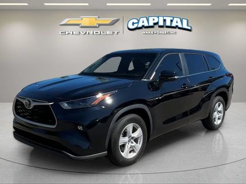 Used 2024 Toyota Highlander LE FWD image 1