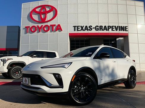 Used 2025 Buick Envista Sport Touring image 2