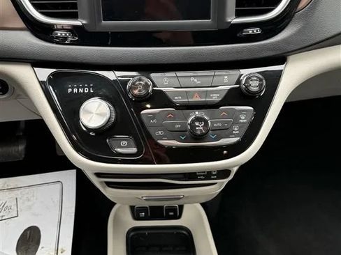 Used 2018 Chrysler Pacifica Touring-L FWD image 14